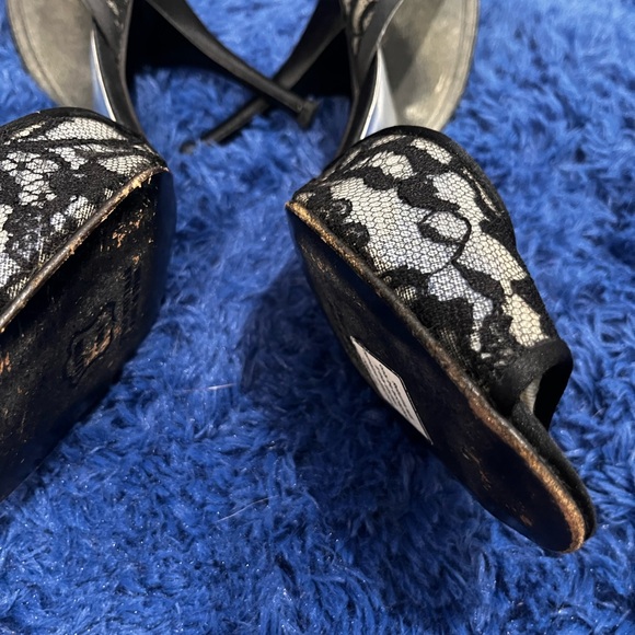 Stuart Weitzman Elegant Black and Cream Lace Heels - Picture 10 of 10